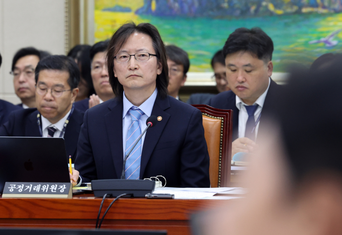 주병기 공정거래위원장이 12일 여의도 국회에서 열린 정무위원회의 공정거래위원회 등에 대한 국정감사에 출석해 의원 질의를 듣고 있다./사진제공=뉴시스