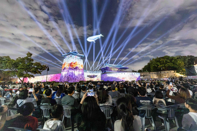 2026 수원화성 미디어아트 관람객들./사진제공=수원시
