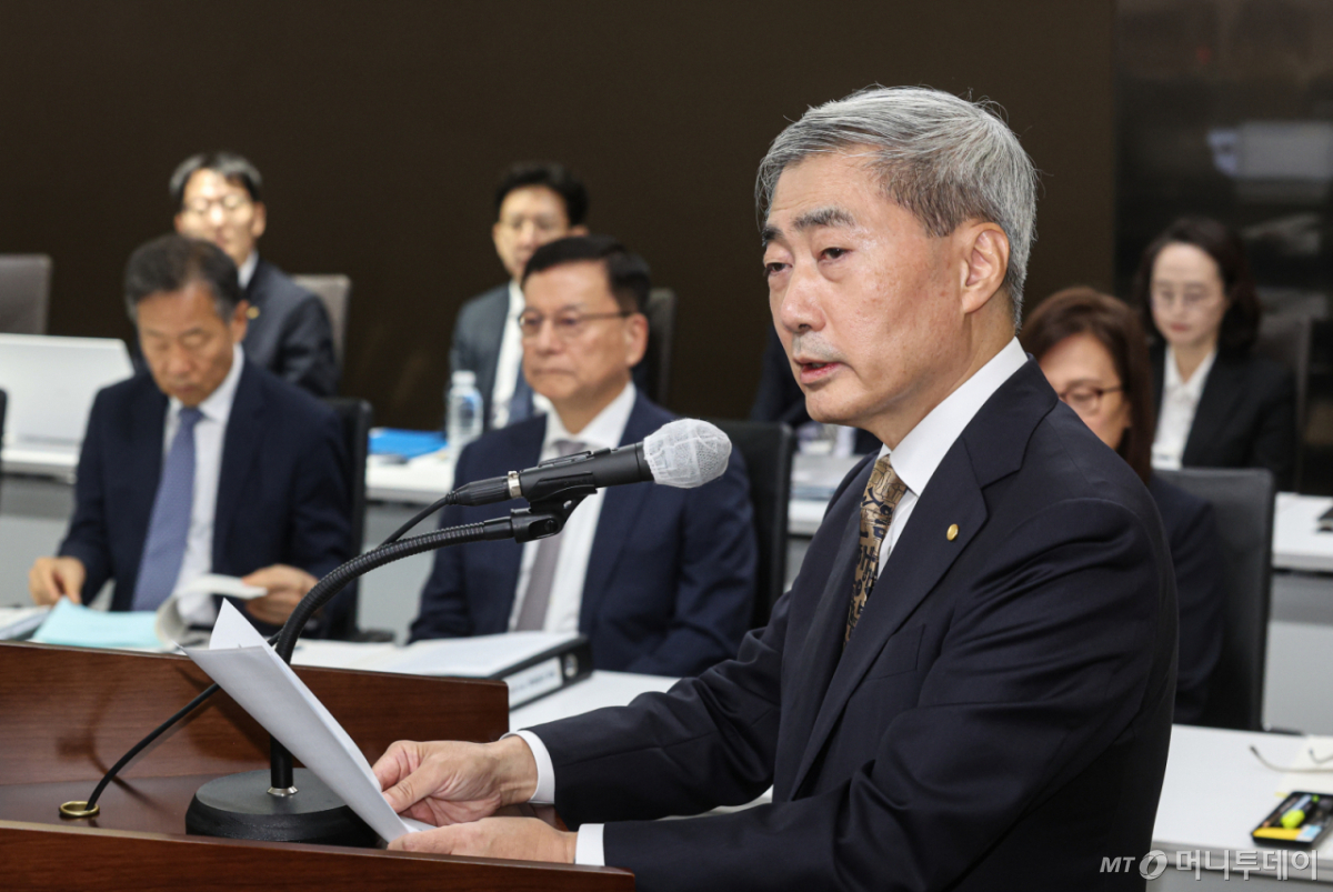 (서울=뉴스1) 박정호 기자 = 신현송 한국은행 총재가 12일 오전 서울시 중구 남대문로 한국은행에서 열린 국회 재정경제기획위원회의 한국은행 국정감사에서 업무보고를 하고 있다. (공동취재) 2026.10.12/뉴스1 Copyright © 뉴스1. All rights reserved. 무단 전재 및 재배포, AI학습 이용 금지. /사진=(서울=뉴스1) 박정호 기자