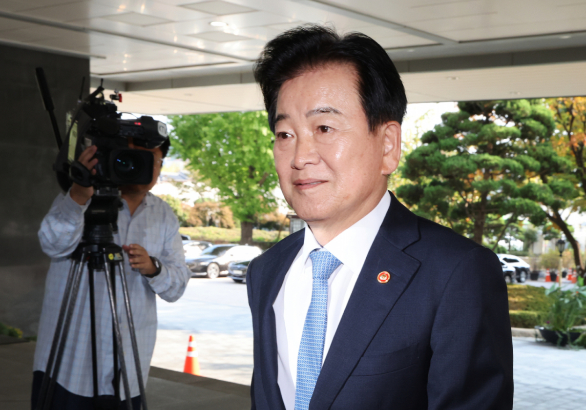 (서울=뉴스1) 이종덕 기자 = 정동영 통일부 장관이 12일 서울 종로구 정부서울청사로 출근하고 있다. 2026.10.12/뉴스1 Copyright © 뉴스1. All rights reserved. 무단 전재 및 재배포, AI학습 이용 금지. /사진=(서울=뉴스1) 이종덕 기자