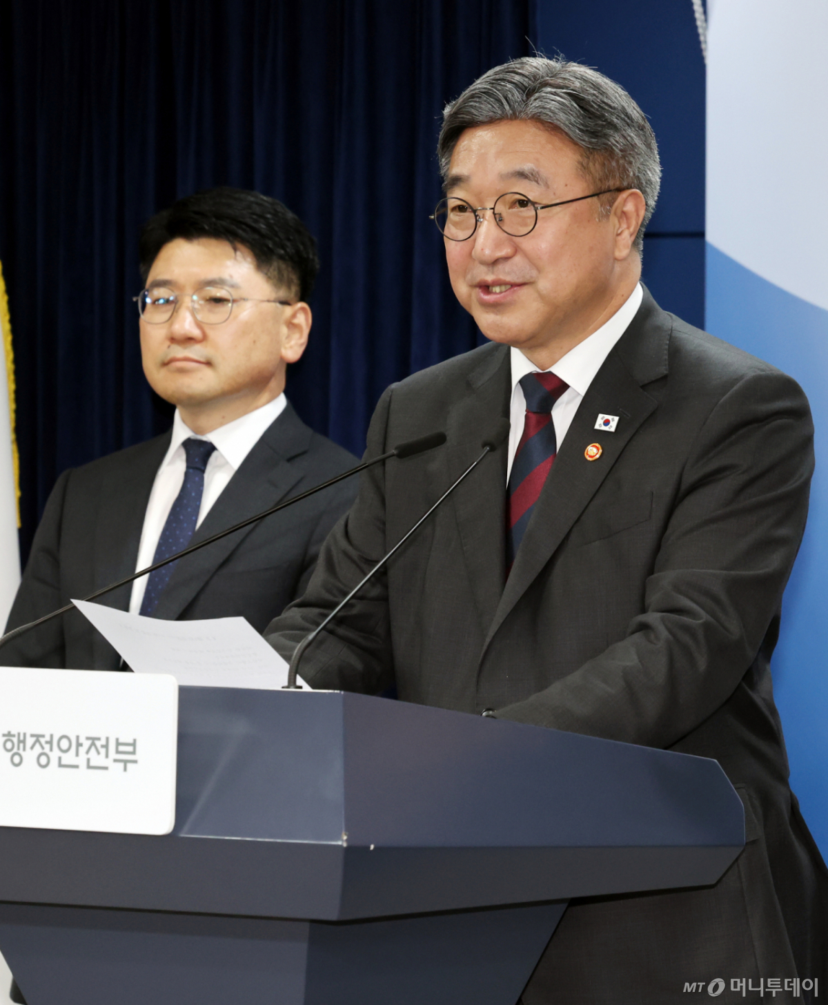 = 윤호중 행정안전부 장관이 7일 서울 종로구 정부서울청사에서 인구감소지역 재지정 관련 브리핑을 하고 있다. /사진=머니투데이 DB