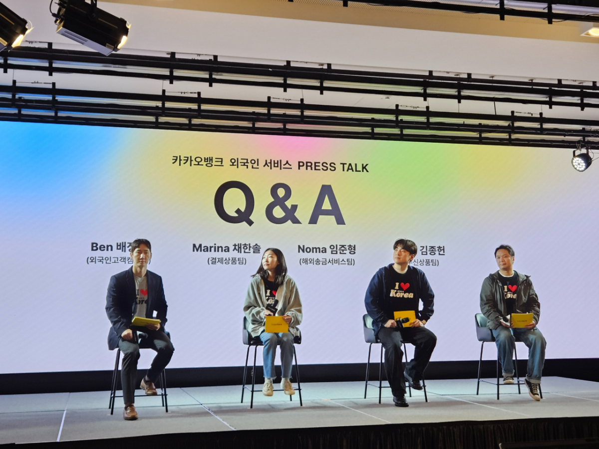 12일 카카오뱅크 외국인 종합 금융서비스 출시 기자간담회. 배정호 카카오뱅크 외국인고객캠프장(사진 가장 왼쪽)이 질문에 답변하고 있다/사진=김도엽 기자