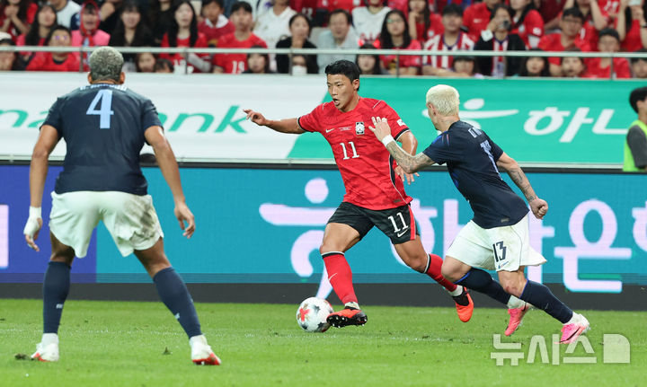 지난 9월 28일 서울 마포구 서울상암월드컵경기장에서 열린 하나은행 초청 대한민국 축구 국가대표팀 친선경기 대한민국 대 우루과이의 경기, 대한민국 황희찬(가운데)이 드리블 하고 있다. /사진=뉴시스