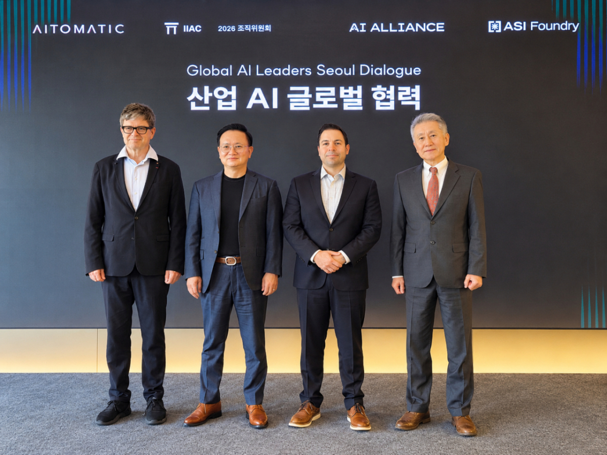 12일 서울 중구 웨스틴 조선 서울에서 열린 '산업 AI 글로벌 협력' 기자간담회에서 참가자들이 기념사진을 찍고 있다./사진=구자윤 기자