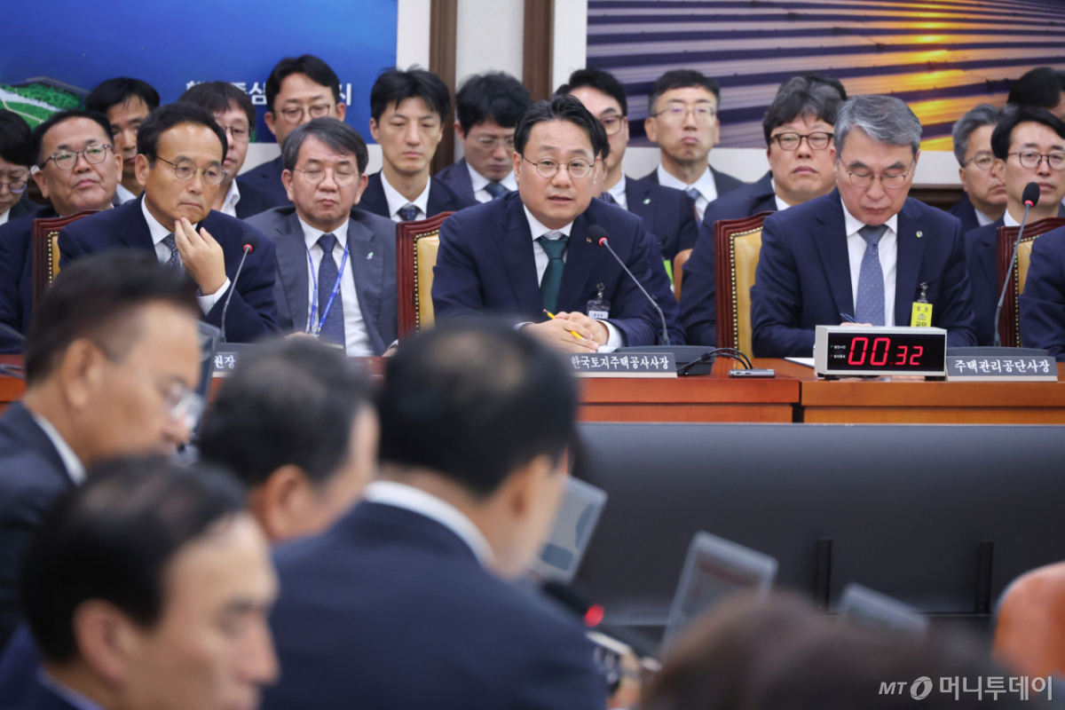 (서울=뉴스1) 신웅수 기자 = 이성훈 한국토지주택공사 사장이 12일 서울 여의도 국회에서 열린 국토교통위원회의 한국토지주택공사 등에 대한 국정감사에서 의원 질의에 답변하고 있다. 2026.10.12/뉴스1 Copyright © 뉴스1. All rights reserved. 무단 전재 및 재배포, AI학습 이용 금지. /사진=(서울=뉴스1) 신웅수 기자