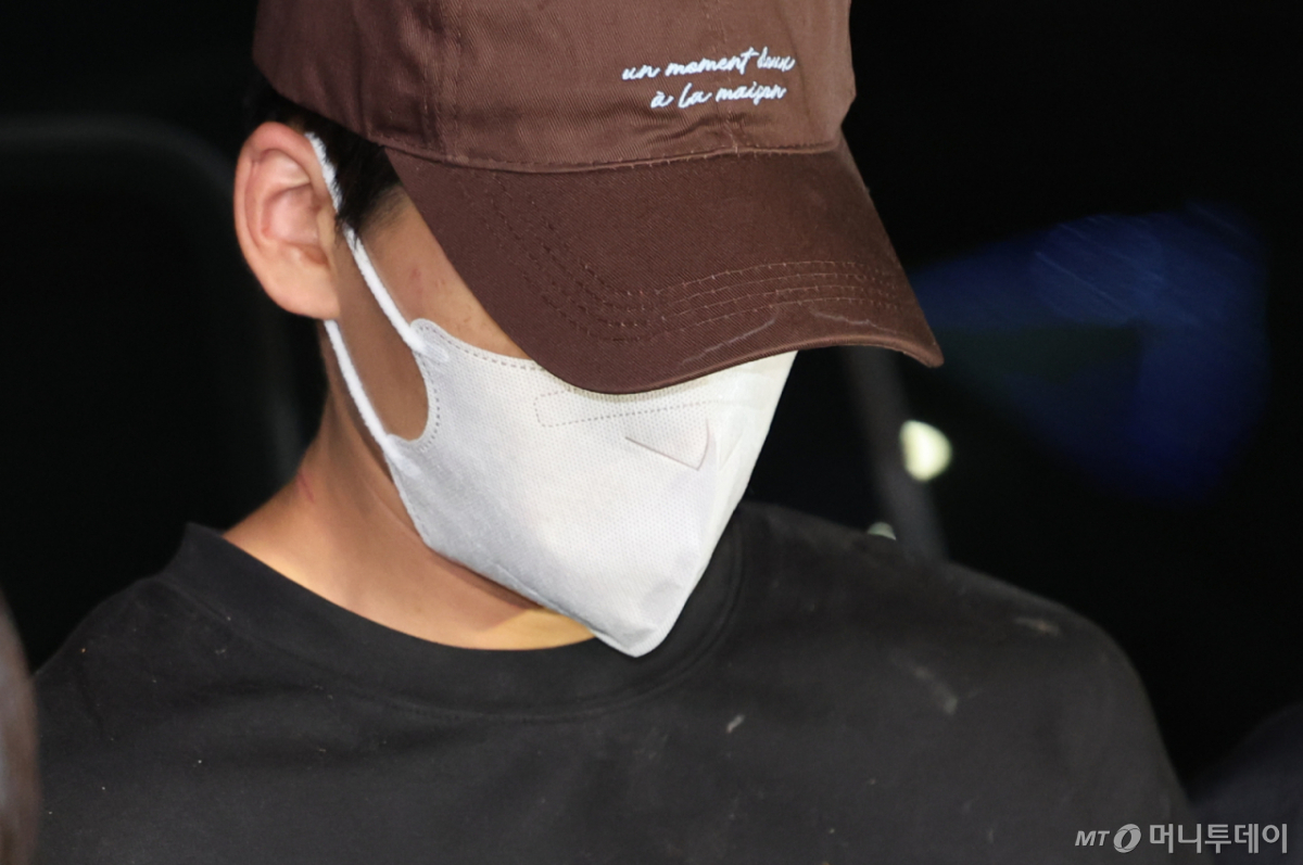 서울 송파구 문정동에서 장모를 살해하고 이혼 소송 중인 아내를 납치해 도주하다 강원 양양군에서 붙잡힌 20대 남성 A씨가 지난 11일 서울 송파경찰서로 이송되고 있는 모습./사진=뉴스1.