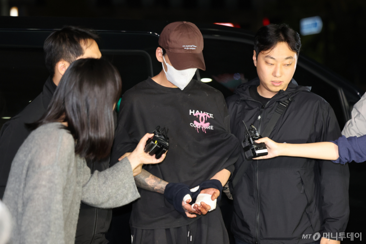 서울 송파구 문정동에서 장모를 살해하고 이혼 소송 중인 아내를 납치해 도주하다 강원 양양군에서 붙잡힌 20대 남성 A씨가 지난 11일 서울 송파경찰서로 이송되고 있는 모습./사진=뉴스1.