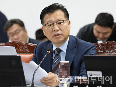  이양수 국민의힘 의원이 12일 부산 동구 해양수산부 별관에서 열린 농림축산식품해양수산위원회의 해양수산부, 한국수산자원공단, 한국해양수산연수원, 한국해양진흥공사 등에 대한 국정감사에서 질의하고 있다.  /사진=뉴스1. /사진=(부산=뉴스1) 윤일지 기자