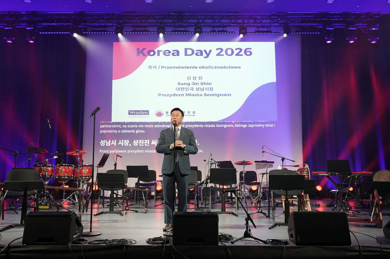 신상진 성남시장이 지난 10일 폴란드 브로츠와프시에서 '2026 한국의 날 페스티벌' 개막식에서 인사말을 전하고 있다./사진제공=성남시