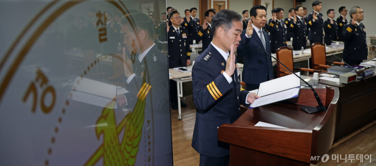 [서울=뉴시스] 김금보 기자 = 김종철 경찰청장 직무대행이 12일 서울 서대문구 경찰청에서 열린 국회 행정안전위원회의 경찰청에 대한 국정감사에서 선서를 하고 있다. 2026.10.12. kgb@newsis.com /사진=김금보