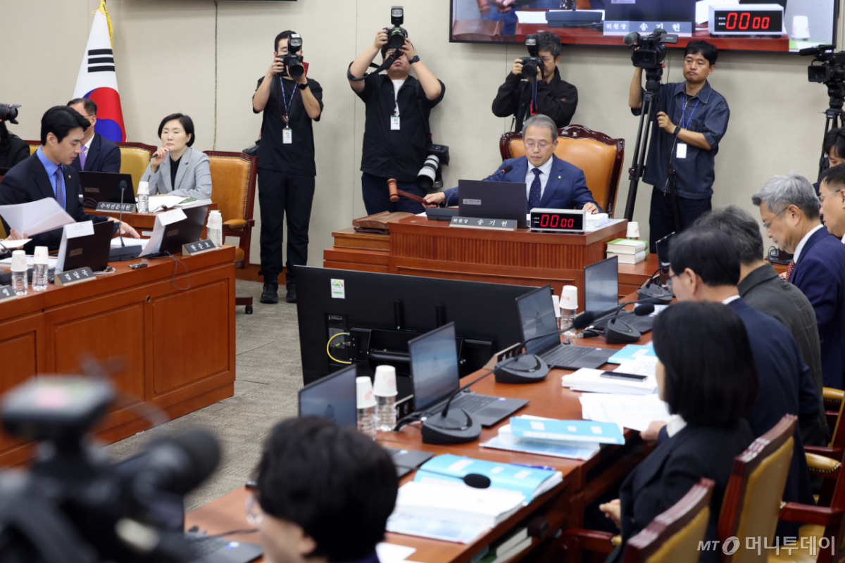 (서울=뉴스1) 황기선 기자 = 송기헌 과방위원장이 12일 서울 여의도 국회 과학기술정보방송통신위원회에서 열린 방송미디어통신위원회 등에 대한 국정감사에서 의사봉을 두드리고 있다. 2026.10.12/뉴스1 Copyright © 뉴스1. All rights reserved. 무단 전재 및 재배포, AI학습 이용 금지. /사진=(서울=뉴스1) 황기선 기자