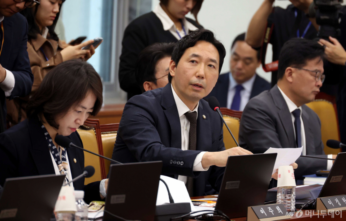 [서울=뉴시스] 조성봉 기자 = 이정헌 더불어민주당 의원이 23일 오전 서울 여의도 국회에서 열린 과학기술정보방송통신위원회 국정감사에서 질의를 하고 있다. 2025.10.23. suncho21@newsis.com /사진=조성봉