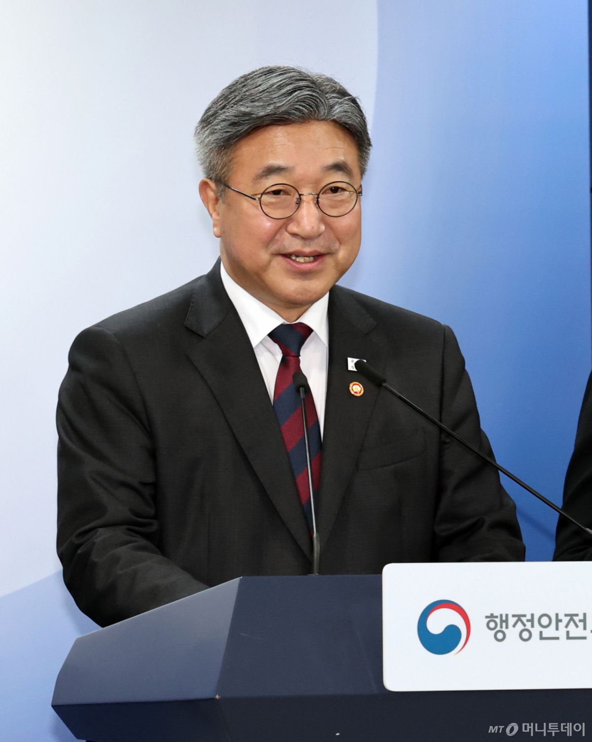 (서울=뉴스1) 이종덕 기자 = 윤호중 행정안전부 장관이 7일 서울 종로구 정부서울청사에서 인구감소지역 재지정 관련 브리핑을 하고 있다. 2026.10.7/뉴스1 Copyright © 뉴스1. All rights reserved. 무단 전재 및 재배포, AI학습 이용 금지. /사진=(서울=뉴스1) 이종덕 기자