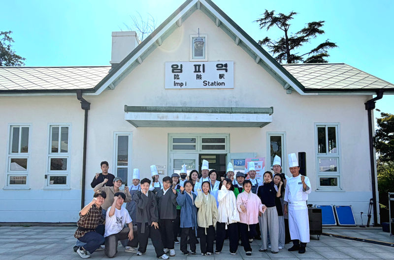 지난 10일 전북 군산 임피역에서 지역 연계 프로그램 '쌀이 떠나던 역에서, 쌀이 만나는 역으로'에 참여한 호원대 앵커사업단 관계자들이 기념촬영을 하고 있다./사진제공=호원대