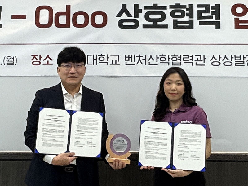 12일 호서대 벤처산학협력관에서 열린 업무협약식에서 이성희 호서대 계약학과지원센터장(왼쪽)과 소나 킴(Sona Kim) Odoo HK Limited 교육담당자가 협약서를 들고 있다./사진제공=호서대
