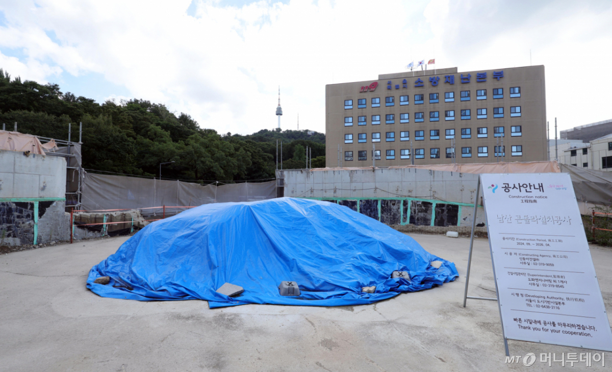 [서울=뉴시스] 홍효식 기자 = 25일 서울 중구 남산 예장공원 부근 곤돌라 하부 승강장 예정지 모습.  서울시는 지하철 4호선 명동역에서 남산을 오가는 곤돌라 조성사업을 추진하고 있으나 케이블카를 독점적으로 운영해온 한국삭도공업이 '도시자연공원구역'을 '도시계획시설공원'으로 변경한 시의 도시관리계획 결정 처분을 취소하라며 행정소송을 제기했다. 2026.08.25. yesphoto@newsis.com /사진=