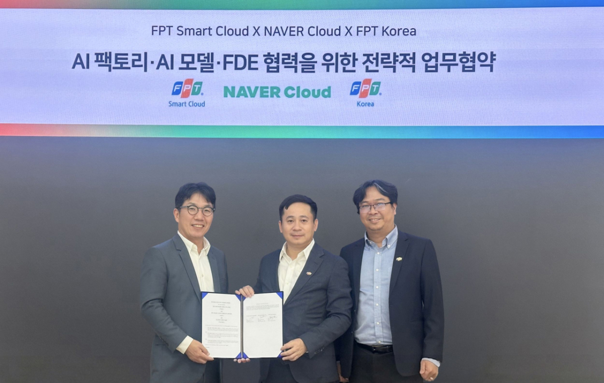 네이버클라우드가 베트남 대표 IT 기업 FPT와 AI 팩토리 및 GPUaaS 사업 추진을 위한 업무협약을 체결했다. (왼쪽부터) 김유원 네이버클라우드 대표, 레 홍 비엣(Le Hong Viet) FPT 코퍼레이션 스마트클라우드 대표, 레 쑤안 록 (Le Xuan Loc) FPT Korea 수석부사장./사진제공=네이버클라우드