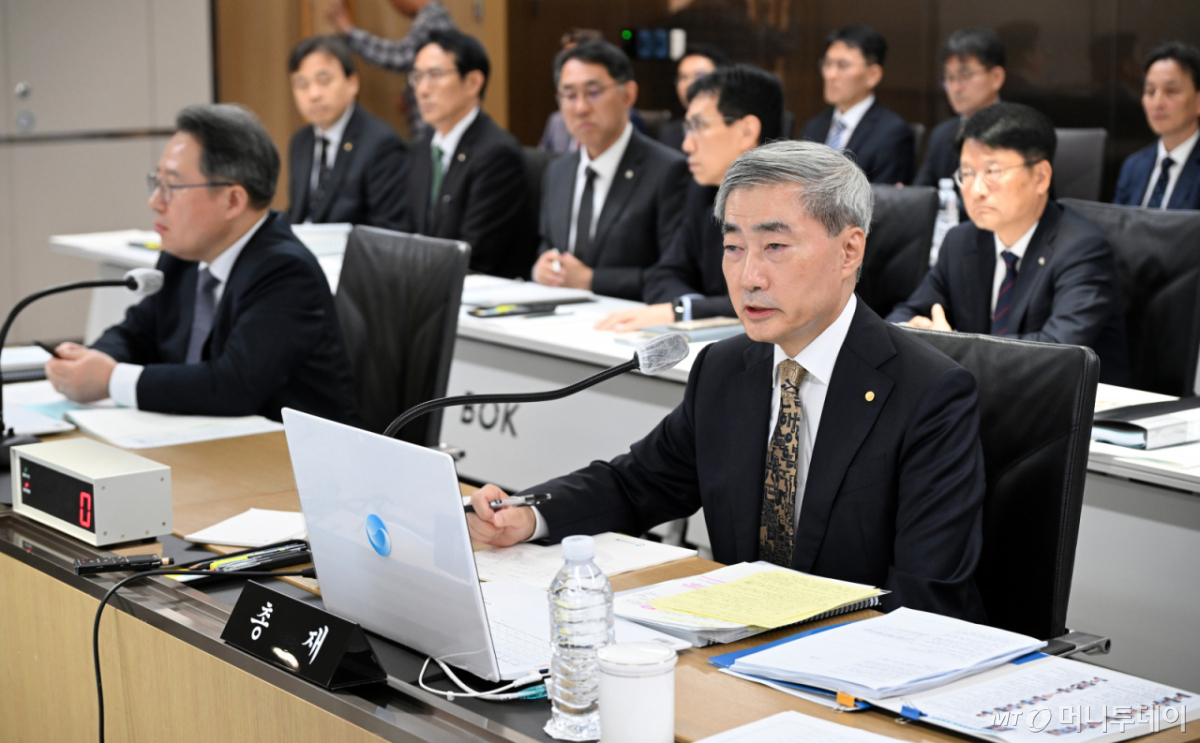 (서울=뉴스1) 박정호 기자 = 신현송 한국은행 총재가 12일 오전 서울시 중구 남대문로 한국은행에서 열린 국회 재정경제기획위원회의 한국은행 국정감사에서 위원 질의에 답하고 있다. (공동취재) 2026.10.12/뉴스1 Copyright © 뉴스1. All rights reserved. 무단 전재 및 재배포, AI학습 이용 금지. /사진=(서울=뉴스1) 박정호 기자
