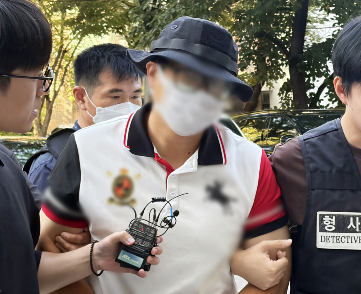 양화한강공원 인근에서 흉기를 들고 행인을 위협한 40대 남성 천모씨가 29일 오전 구속 전 피의자 심문(영장실질심사)을 받기 위해 서울남부지법으로 출석하고 있다. /사진=뉴스1.