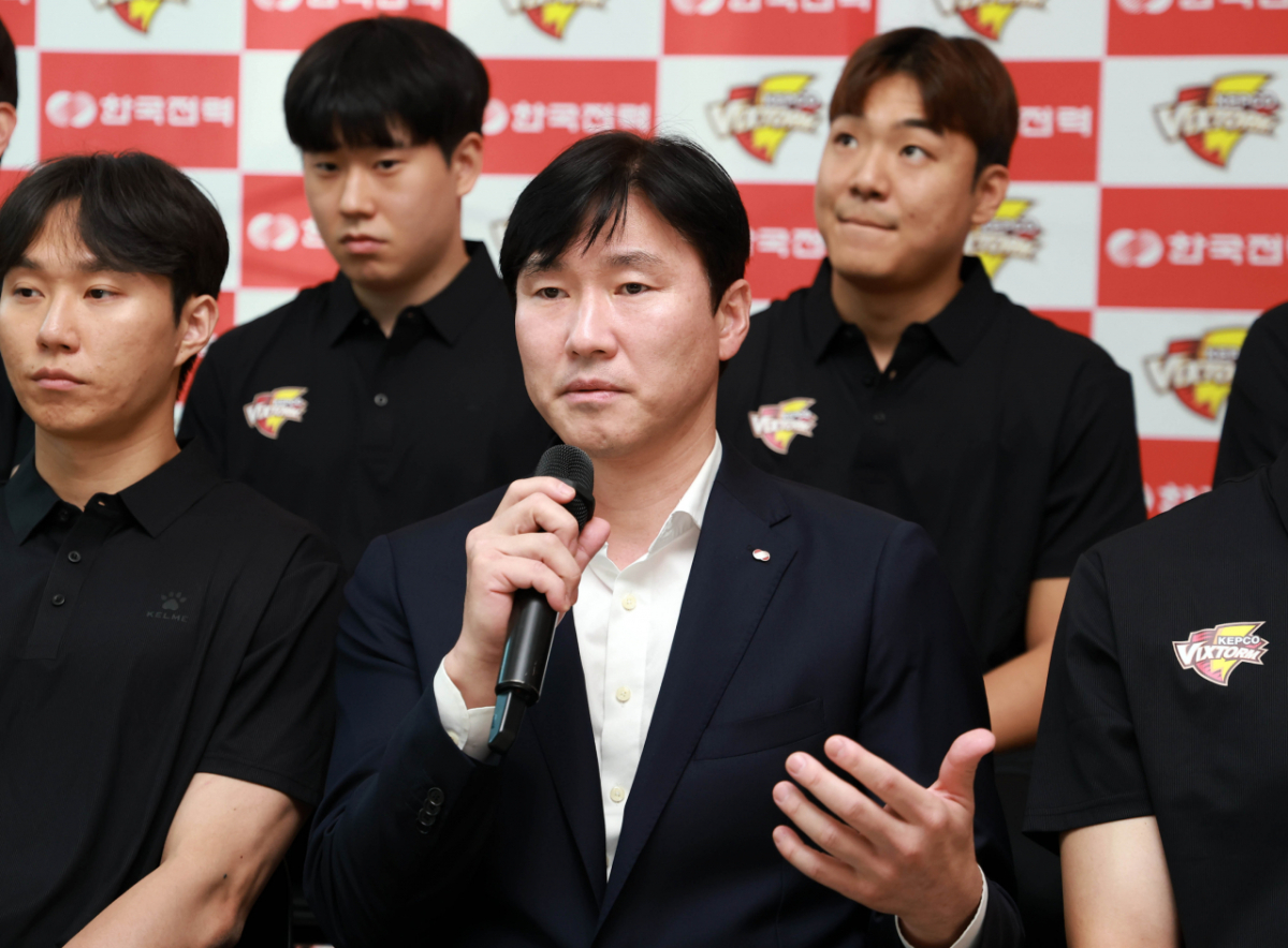 석진욱 한국전력 감독이 12일 오후 경기 오산시 구단 체육관에서 열린 기자 간담회에서 취재진의 질문에 답하고 있다. /사진=한국전력 제공