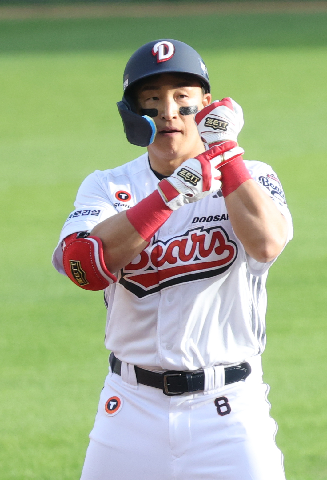 2026 신한 SOL KBO리그 두산 베어스 대 KIA 타이거즈 경기가 18일 서울 잠실야구장에서 열렸다. 두산 손아섭이 3회말 무사에서 좌월 2루타를 날리고 출루한 후 세리머니를 하고 있다. /사진=김진경 kim.jinkyung@