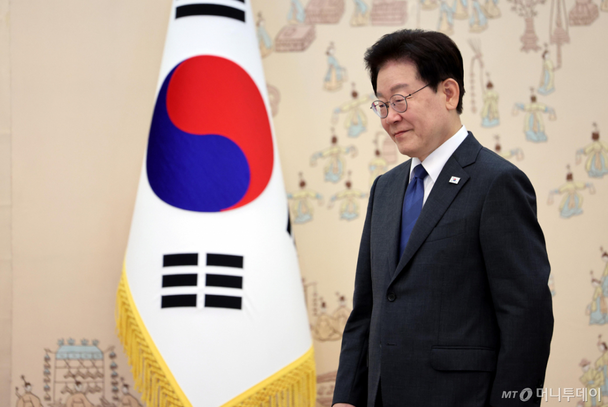[서울=뉴시스] 조성봉 기자 = 이재명 대통령이 12일 청와대에서 열린 주한대사 신임장 제정식을 마치고 이동하고 있다. (청와대통신사진기자단) 2026.10.12. suncho21@newsis.com /사진=조성봉