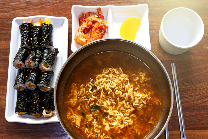 라면과 김밥 한 줄 등 바쁜 한국인 한 끼를 책임져온 음식이 자칫 탄수화물 과다 섭취로 식후 혈당을 크게 높일 수 있다는 지적이 나온다. /사진=게티이미지뱅크