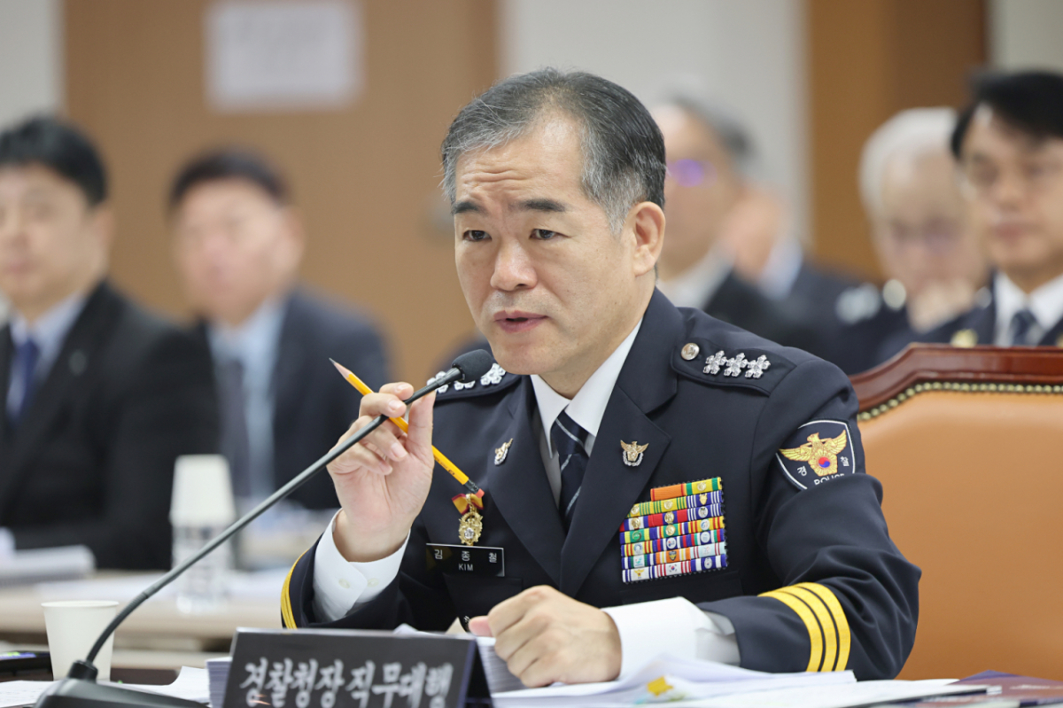 김종철 경찰청장 직무대행이 12일 서울 서대문구 경찰청에서 열린 국회 행정안전위원회의 경찰청에 대한 국정감사에서 의원 질의에 답변을 하고 있다./사진=뉴시스.
