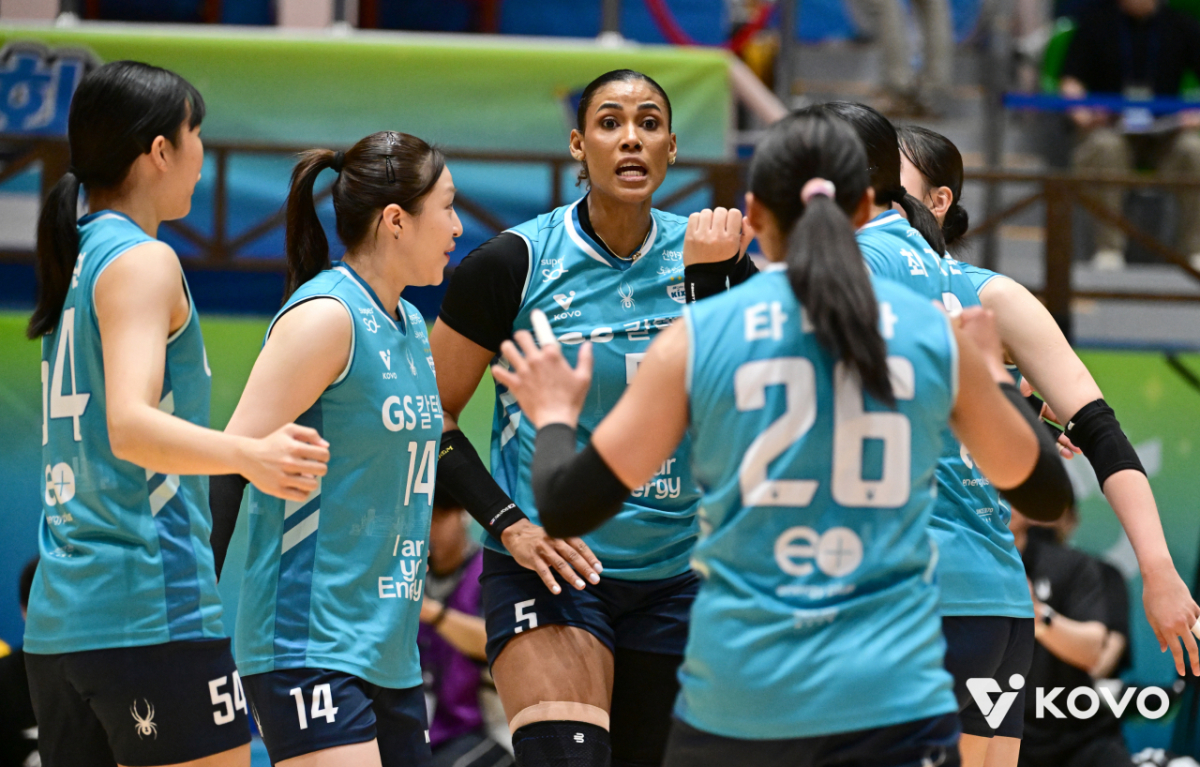 GS칼텍스 선수들이 12일 여수 진남체육관에서 열린 2026 여수 NH농협컵 프로배구대회 한국도로공사전 득점 이후 기뻐하고 있다. /사진=한국배구연맹 제공