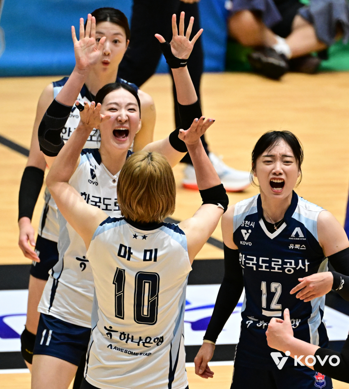 한국도로공사 선수들이 12일 여수 진남체육관에서 열린 2026 여수 NH농협컵 프로배구대회 GS칼텍스전 득점 이후 기뻐하고 있다. /사진=한국배구연맹 제공