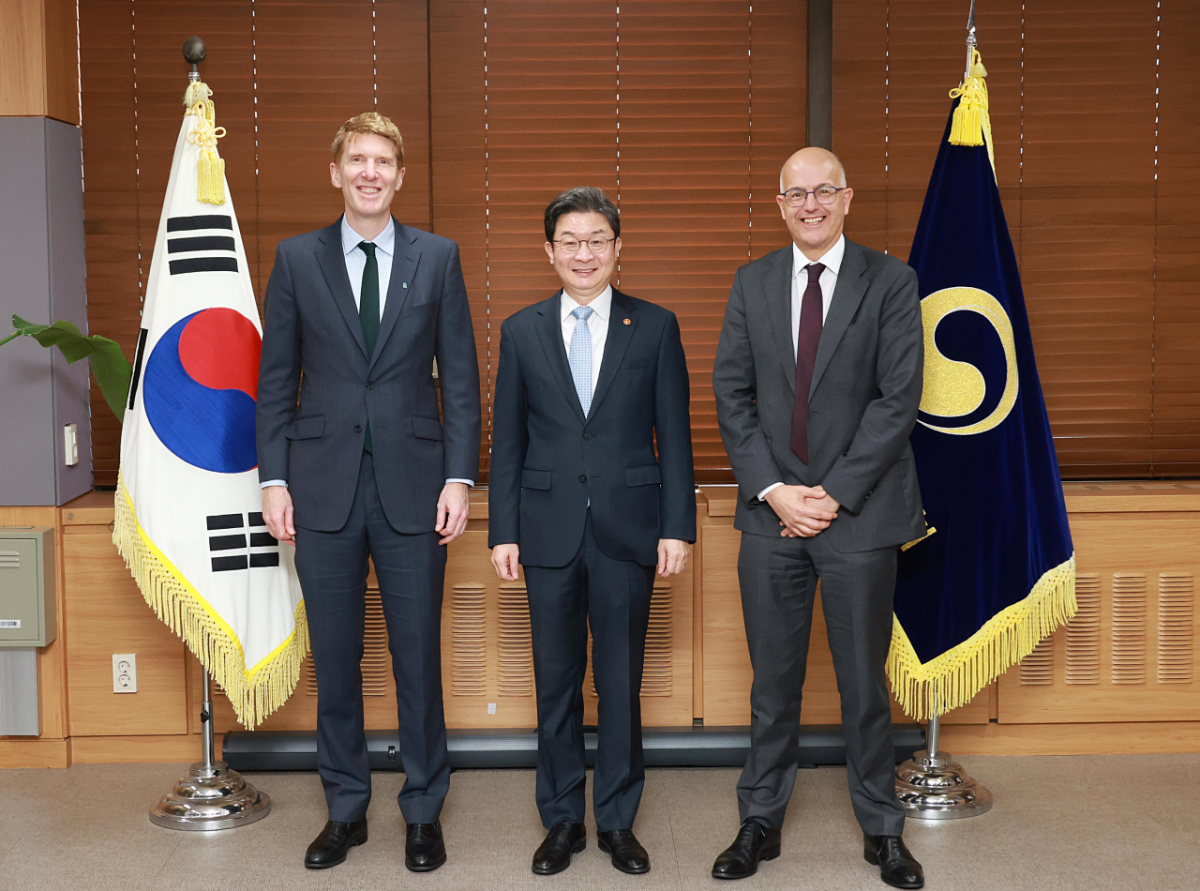 이억원 금융위원장이 12일 오후 서울 종로구 정부서울청사에서 영국 스탠다드차타드그룹(SC그룹) 마누스 코스텔로(Manus Costello) 최고재무책임자(Chief Financial Officer, CFO), 제이슨 포레스터(Jason Forester) 최고위험책임자(Chief Risk Officer, CRO)와 면담을 통해 AI 등 기술혁신에 따른 글로벌 금융환경 변화와 새로운 리스크 요인 및 대응방안에 대해 논의했다./사진제공=금융위원회