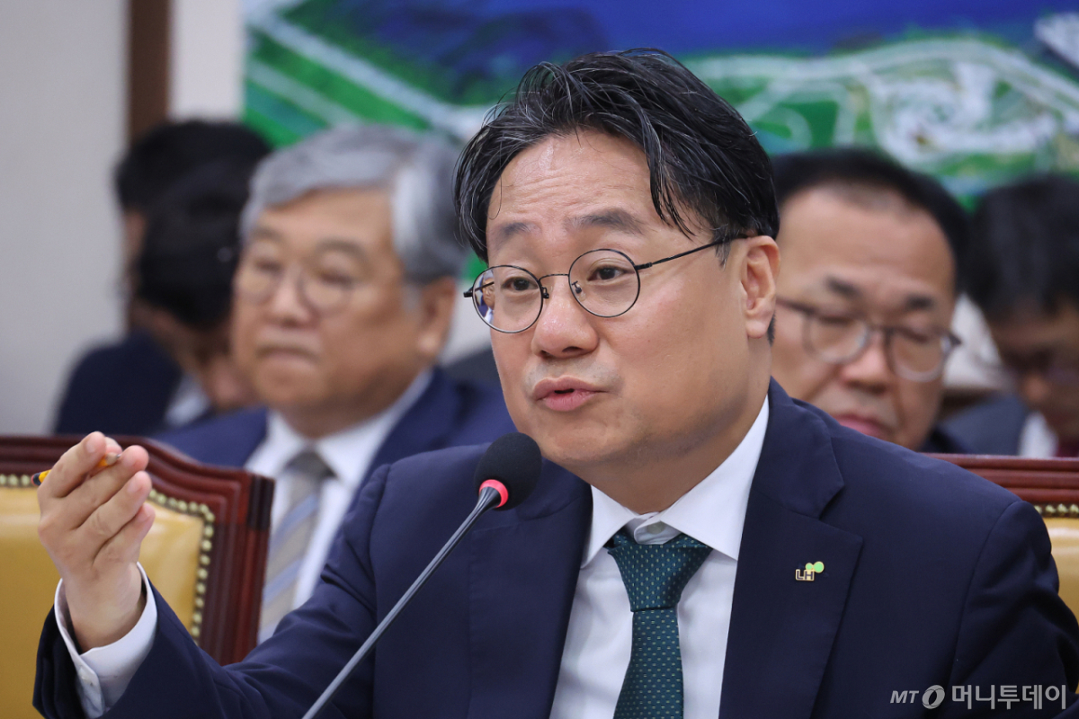 (서울=뉴스1) 신웅수 기자 = 이성훈 한국토지주택공사 사장이 12일 서울 여의도 국회에서 열린 국토교통위원회의 한국토지주택공사 등에 대한 국정감사에서 의원 질의에 답변하고 있다. 2026.10.12/뉴스1 Copyright © 뉴스1. All rights reserved. 무단 전재 및 재배포, AI학습 이용 금지. /사진=(서울=뉴스1) 신웅수 기자