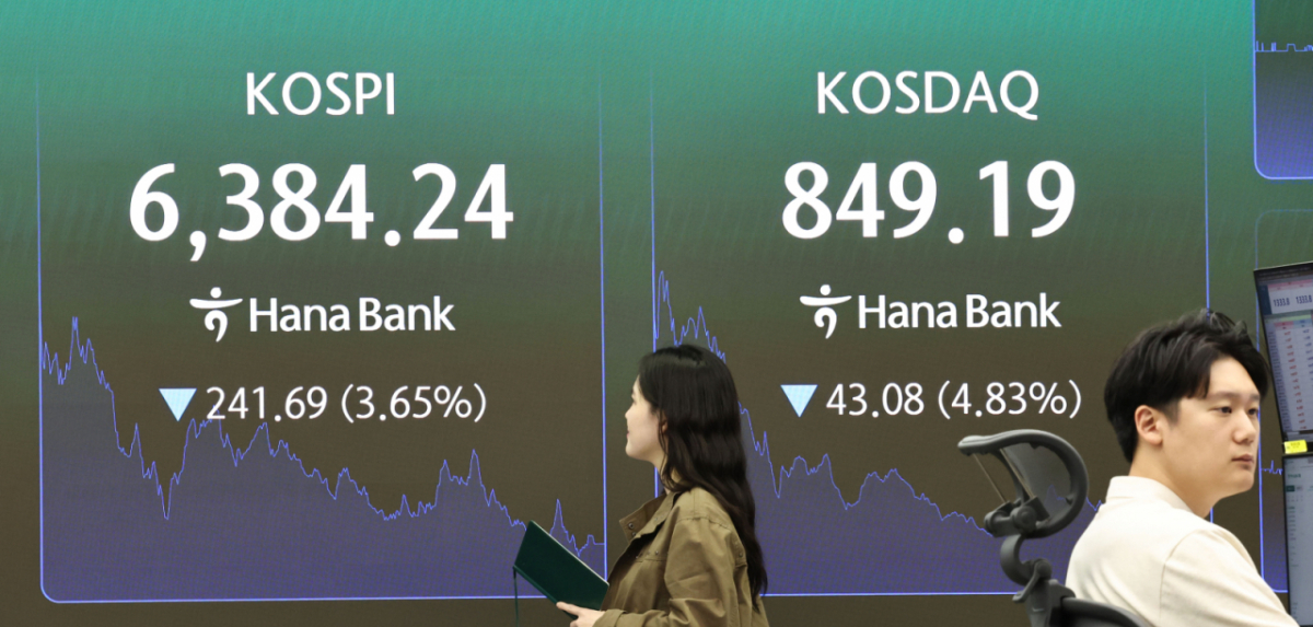 (서울=뉴스1) 이종수 기자 = 12일 오후 서울 중구 하나은행 딜링룸 전광판에 코스피 지수 등 시황이 표시되고 있다. 이날 코스피는 전 거래일 대비 241.69포인트(p)(3.65%) 하락한 6384.24로 거래를 마쳤다. 2026.10.12/뉴스1 Copyright © 뉴스1. All rights reserved. 무단 전재 및 재배포, AI학습 이용 금지. /사진=(서울=뉴스1) 이종수 기자