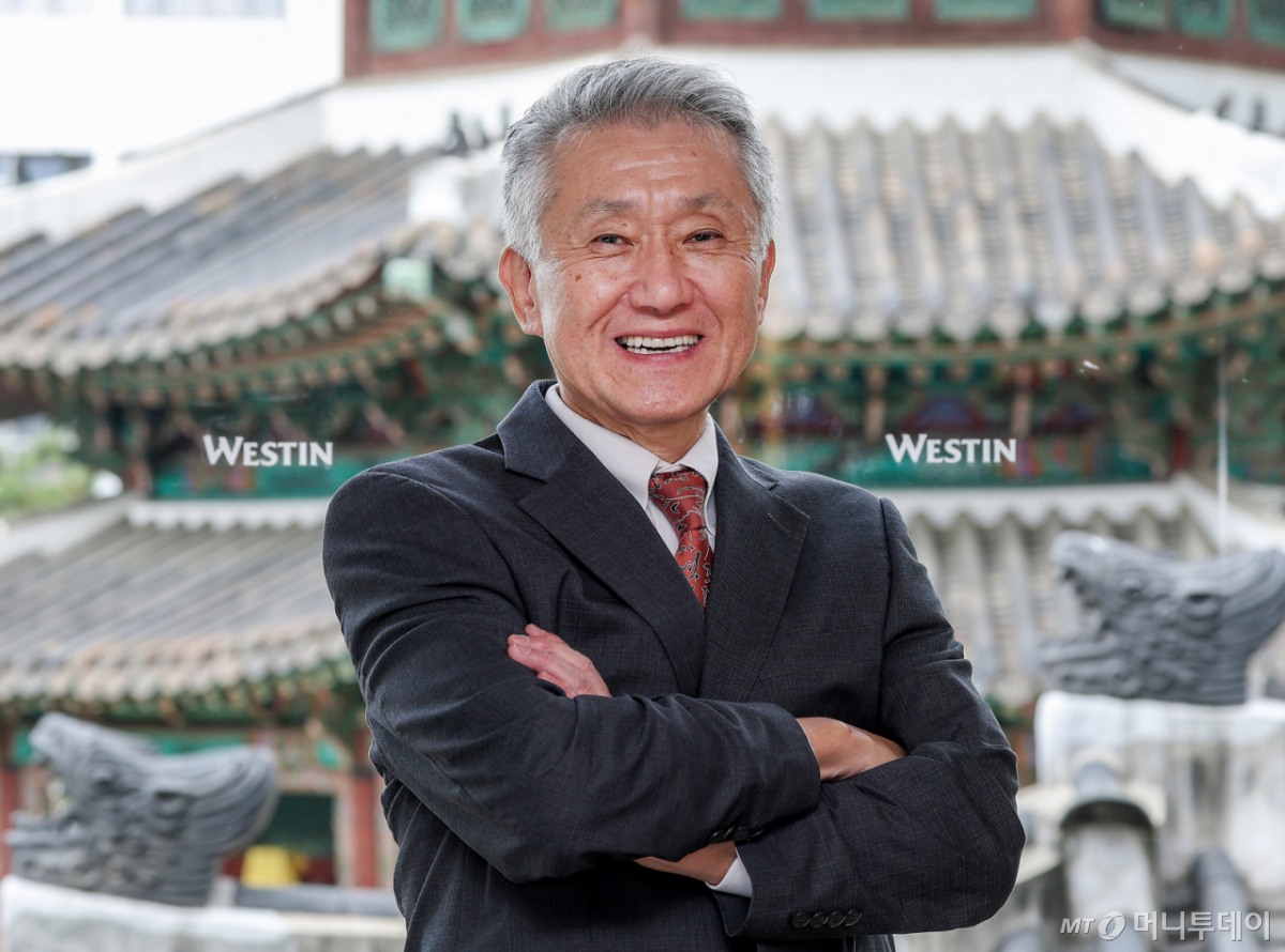 지미 리 ASI 파운드리 회장이 12일 서울 중구 웨스틴조선 서울에서 열린 '산업 AI 글로벌 협력 기자간담회'에 참석한 뒤 본지와 인터뷰하면서 기념사진을 찍고 있다./사진=김창현 기자 chmt@