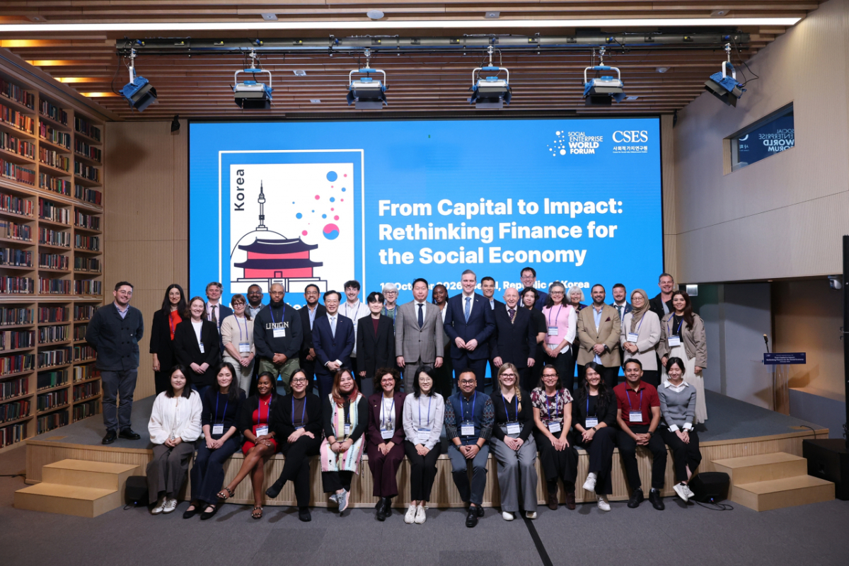 최태원 SK그룹 회장과 행사 참석자들이 12일 서울에서 열린 사회적기업월드포럼(SEWF) 'Ecosystem Leadership Exchange(ELE)'에서 기념촬영을 하고 있다./사진=사회적가치연구원