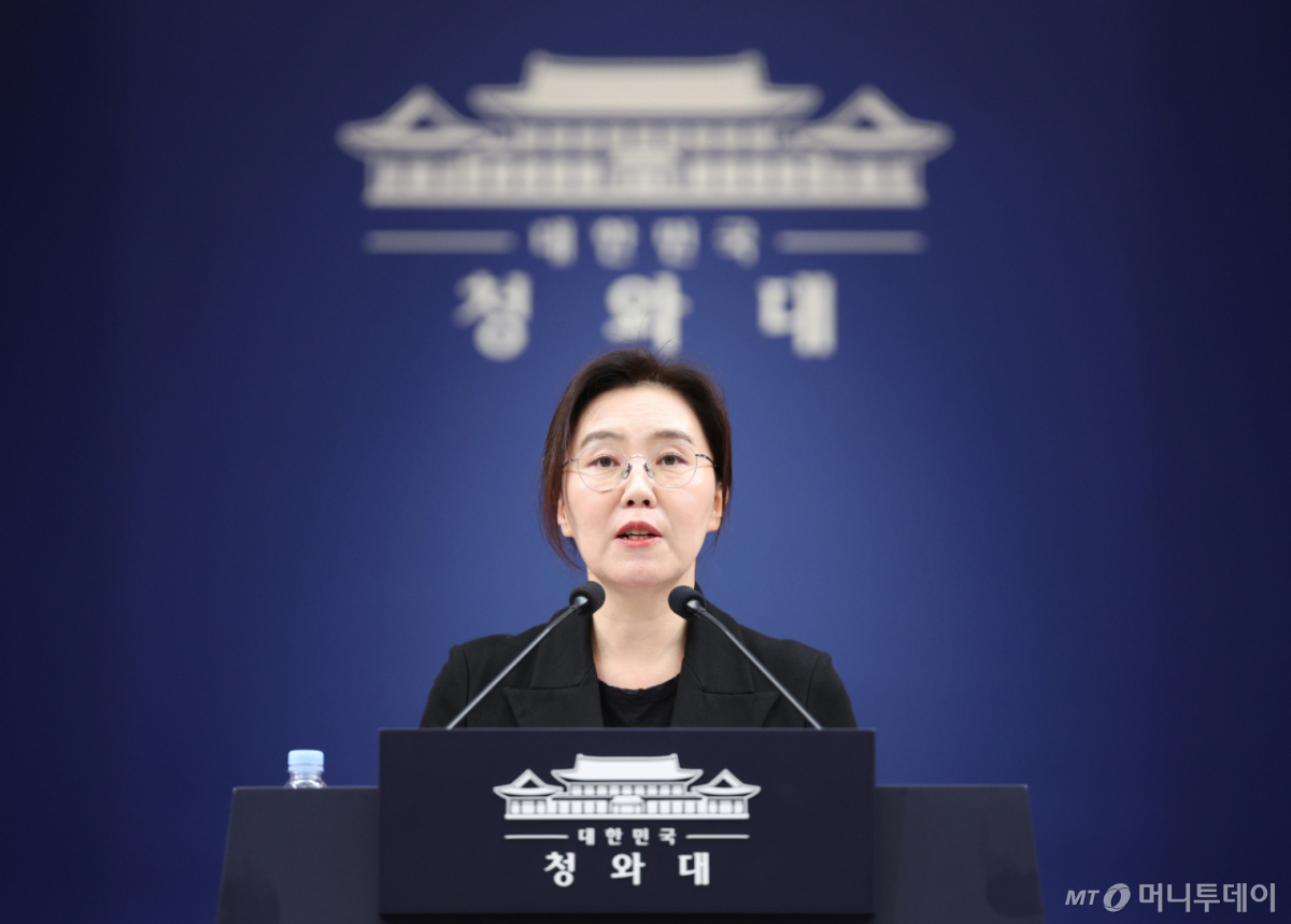 [서울=뉴시스] 김진아 기자 = 강유정 수석대변인이 12일 청와대 춘추관에서 브리핑을 통해 한 자동차 배터리 제조 공장에서 중금속을 강제 배출하는 주사를 상습 투약했다는 의혹에 대해 이재명 대통령이 "중대한 인권 침해라며 엄중 대응을 지시했다"고 밝히고 있다. 2026.10.12. bluesoda@newsis.com /사진=김진아