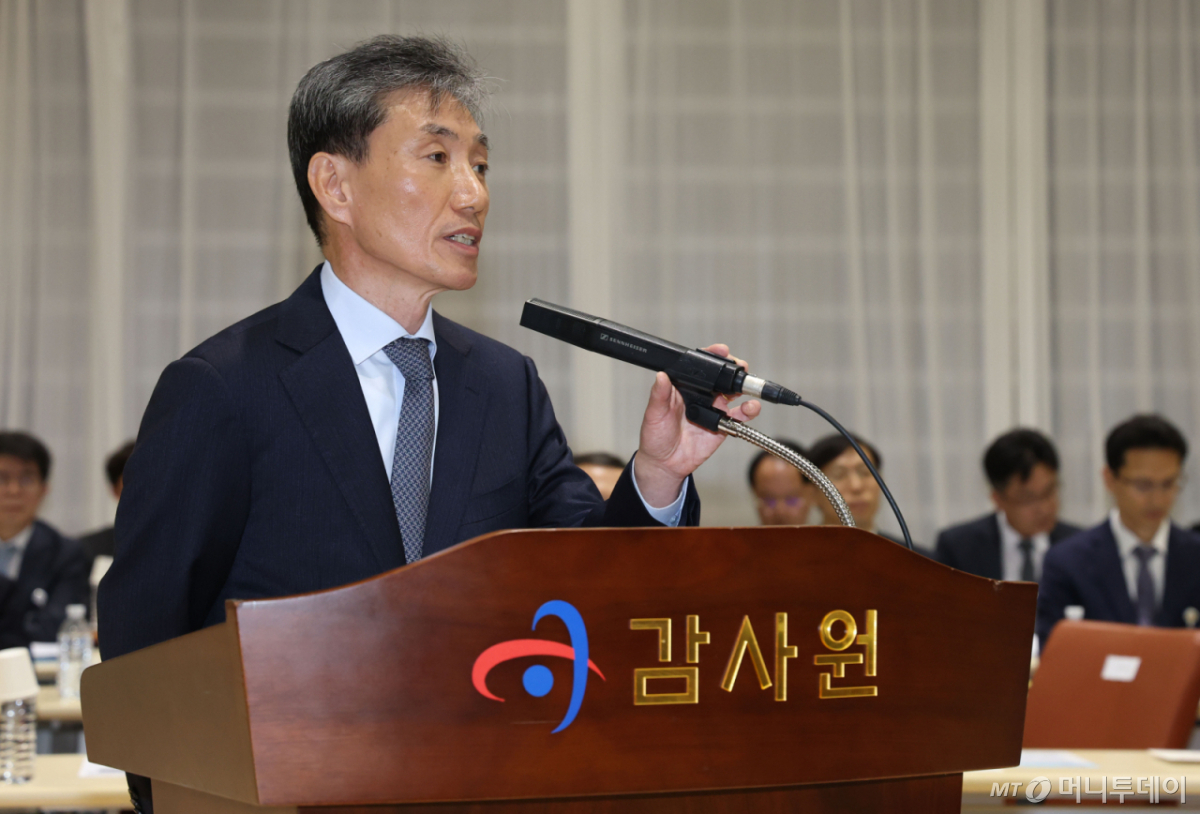 (서울=뉴스1) 이광호 기자 = 김영신 감사위원이 12일 오전 서울 종로구 감사원에서 열린 국회 법제사법위원회의 감사원에 대한 국정감사에 출석해 박지원 더불어민주당 의원의 질의에 답하고 있다. 2026.10.12/뉴스1 Copyright © 뉴스1. All rights reserved. 무단 전재 및 재배포, AI학습 이용 금지. /사진=(서울=뉴스1) 이광호 기자