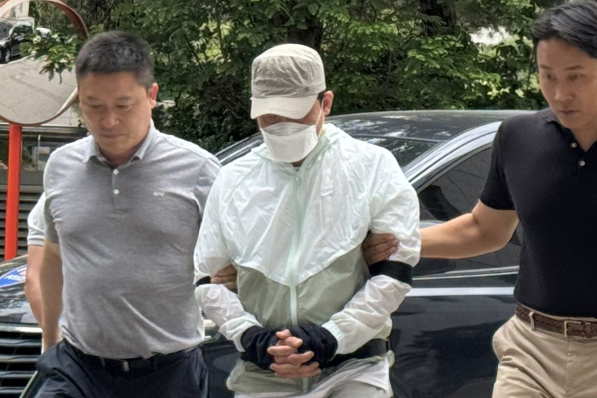 인천 한 슈퍼마켓에서 업주 살해 후 현금을 훔쳐 달아난 40대 중국인이 지난 6월 영장실질심사를 받기 위해 인천지법으로 이동 중인 모습. /사진=뉴스1