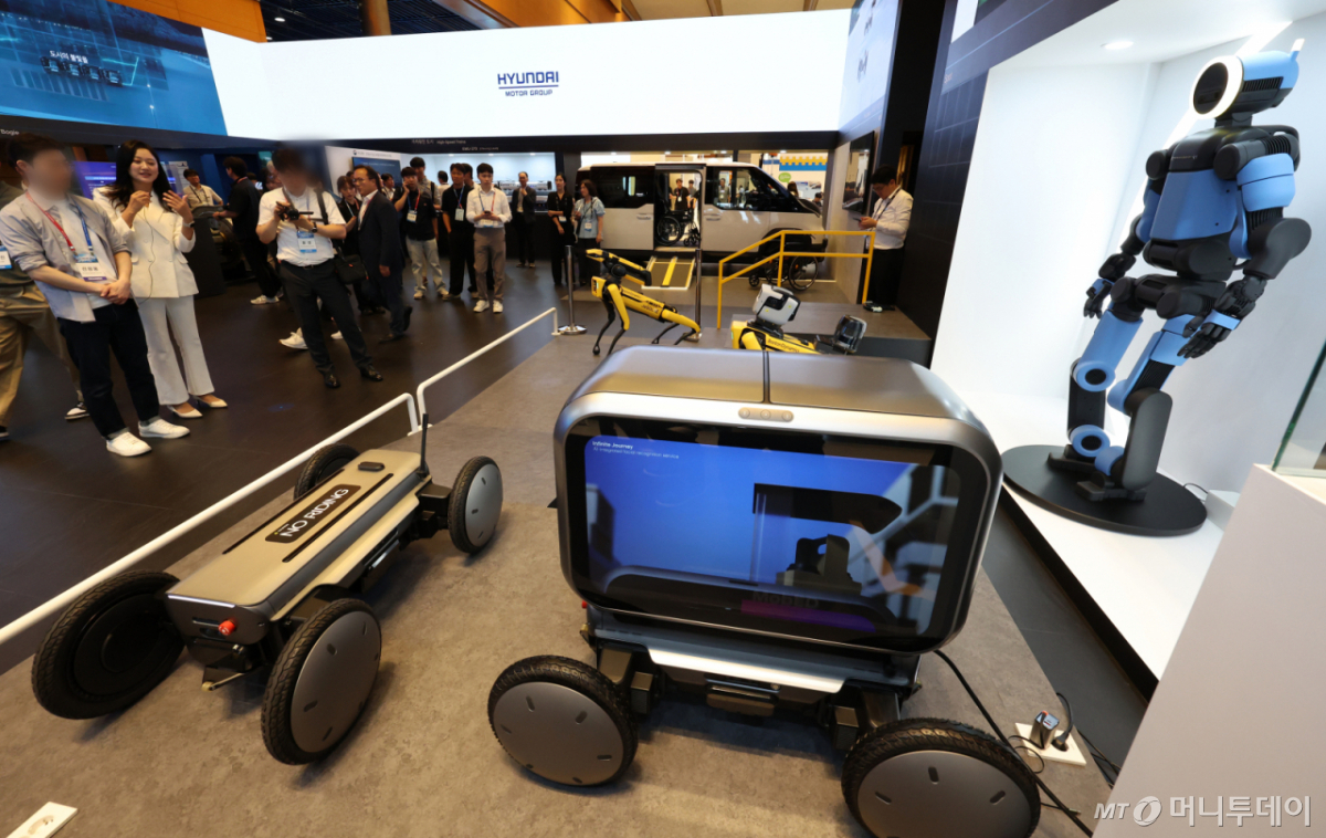 Visitors at the 2026 Ministry of Land, Infrastructure and Transport Technology Daejeon, held at COEX in Seoul Gangnam-gu on June 24, examine Hyundai Motor’s next-generation electric humanoid robot “Atlas,” quadruped walking robot “Spot,” and small mobility platform “MobED” at the company’s booth. /Photo=NEWSIS