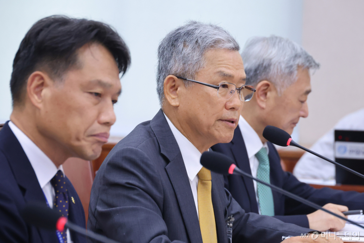 (서울=뉴스1) 신웅수 기자 = 김동철 한국전력공사 사장이 12일 서울 여의도 국회에서 열린 산업통상자원중소벤처기업위원회의 대한무역투자진흥공사 등에 대한 국정감사에서 의원 질의에 답변하고 있다. 2026.10.12/뉴스1 Copyright © 뉴스1. All rights reserved. 무단 전재 및 재배포, AI학습 이용 금지. /사진=(서울=뉴스1) 신웅수 기자