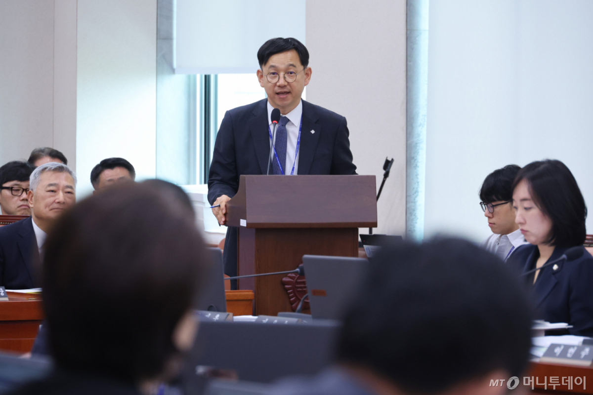 (서울=뉴스1) 신웅수 기자 = 전윤종 한국산업기술진흥원장이 12일 서울 여의도 국회에서 열린 산업통상자원중소벤처기업위원회의 대한무역투자진흥공사 등에 대한 국정감사에서 의원 질의에 답변하고 있다. 2026.10.12/뉴스1 Copyright © 뉴스1. All rights reserved. 무단 전재 및 재배포, AI학습 이용 금지. /사진=(서울=뉴스1) 신웅수 기자