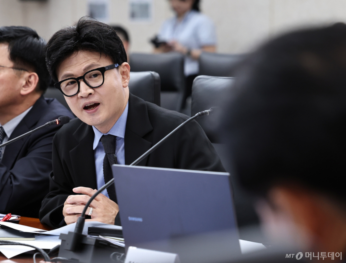 (서울=뉴스1) 구윤성 기자 = 한동훈 무소속 의원이 7일 서울 종로구 통일부 남북회담본부에서 열린 국회 외교통일위원회의 통일부 등에 대한 국정감사에서 정동영 장관에게 질의하고 있다. 2026.10.7/뉴스1 Copyright © 뉴스1. All rights reserved. 무단 전재 및 재배포, AI학습 이용 금지. /사진=(서울=뉴스1) 구윤성 기자