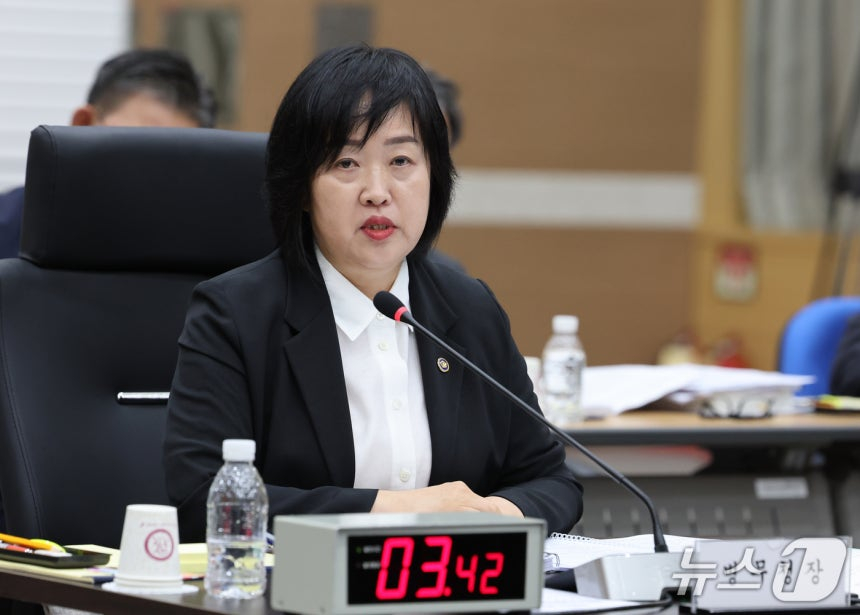 홍소영 병무청장이 12일 정부대전청사 병무청에서 열린 국회 국방위원회 국정감사에 출석해 의원들의 질의에 답변하고 있다. /사진=뉴스1