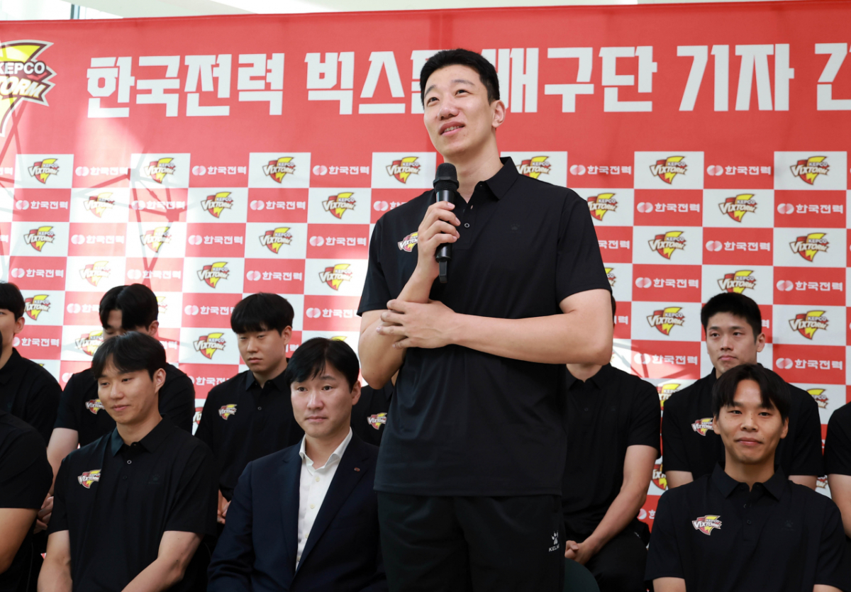 석진욱 한국전력 감독이 12일 오후 경기 오산시 구단 체육관에서 열린 기자 간담회에서 취재진의 질문에 답하고 있다. /사진=한국전력 제공