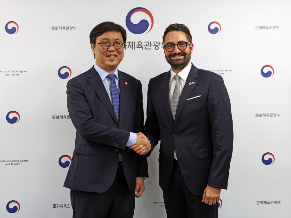 최휘영 문체부 장관(왼쪽)이 에릭 틸 룩셈부르크 문화부 장관과 만나 영화와 게임, 관광 등 양국 간 문화협력 확대 방안을 논의했다. /사진제공=문화체육관광부