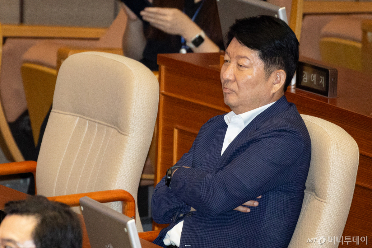 (서울=뉴스1) 유승관 기자 = 권영진 국민의힘 의원이 14일 서울 여의도 국회에서 열린 제439회 국회(정기회) 제8차 본회의에 참석해 자리하고 있다. 국민의힘 중앙윤리위원회는 이날 권 의원이 청구한 징계 재심 안건을 논의한다. 권 의원은 상임위원회 배정에 불만을 품고 정점식 원내대표의 멱살을 잡은 일로 지난달 20일 윤리위로부터 당원권 정지 1년 6개월 처분을 받은 바 있다. 2026.9.14/뉴스1 Copyright © 뉴스1. All rights reserved. 무단 전재 및 재배포, AI학습 이용 금지. /사진=(서울=뉴스1) 유승관 기자