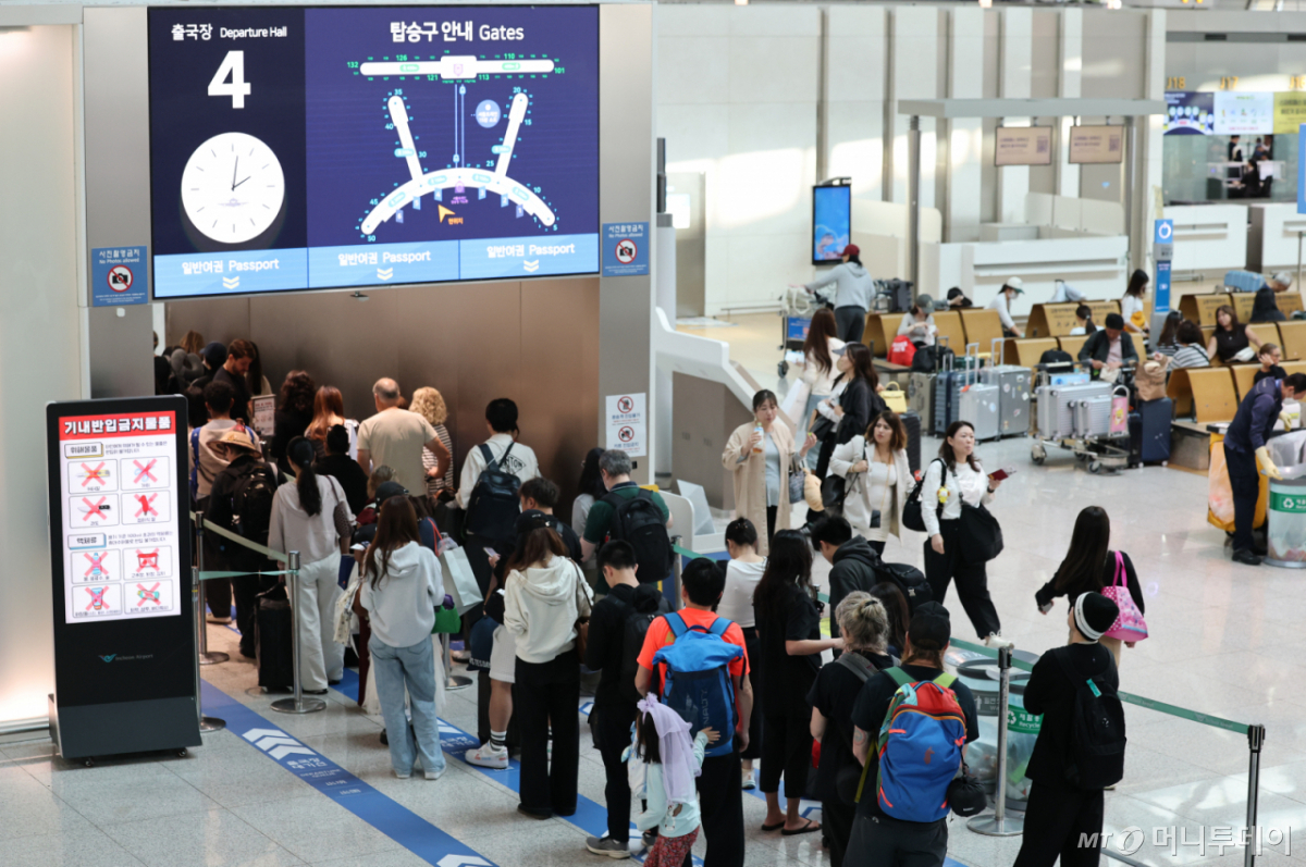 12일 인천국제공항 1터미널에서 여행객들이 출국 수속을 밟기 위해 줄 서 있다. /인천공항=뉴스1
