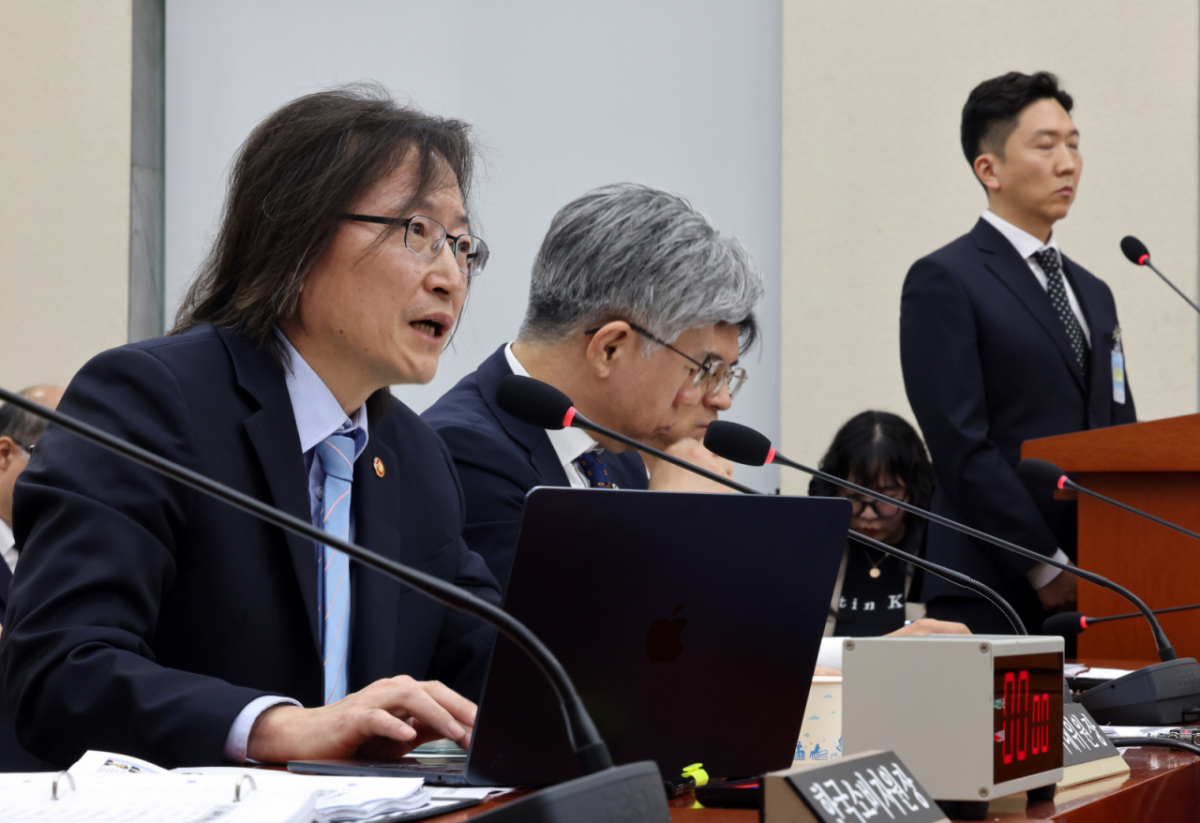 주병기 공정거래위원장이 12일 여의도 국회에서 열린 정무위원회의 공정거래위원회 등에 대한 국정감사에 출석해 의원 질의에 답변하고 있다. /뉴시스