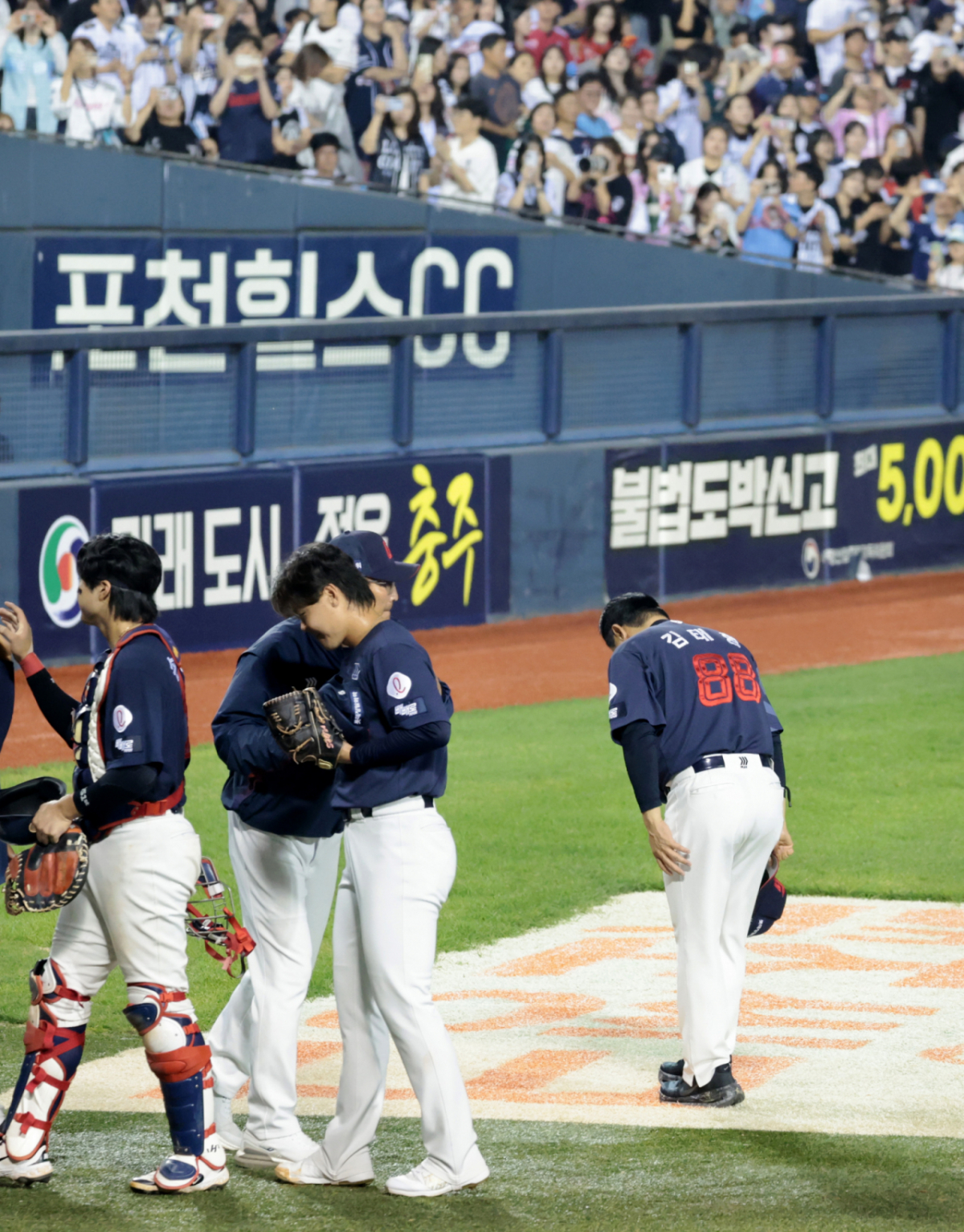 롯데 김태형 감독과 선수들이 12일 잠실야구장 정규리그 마지막 경기인 두산베어스와 롯데자이언츠 경기 에서 승리한 후 자축하고 있다. 2026.10.12. /사진=강영조 cameratalks@