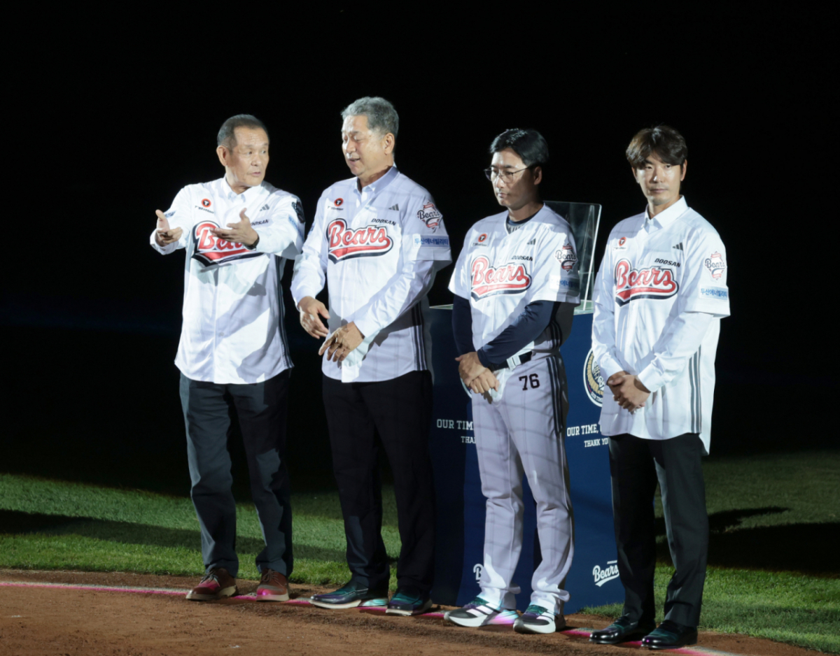 12일 잠실야구장 정규리그 마지막 경기인 두산베어스와 롯데자이언츠 경기를 마친 후 두산 은퇴선수인 박철순(왼쪽부터), 김형석, 정재훈, 김재호의 모습. /사진=강영조 cameratalks@